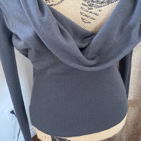 Cowl neck fitted sweater 🩶 - Picture 2 of 4